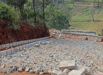 What Is the Difference Between Murram Roads and Tarmac Roads in Kenya?